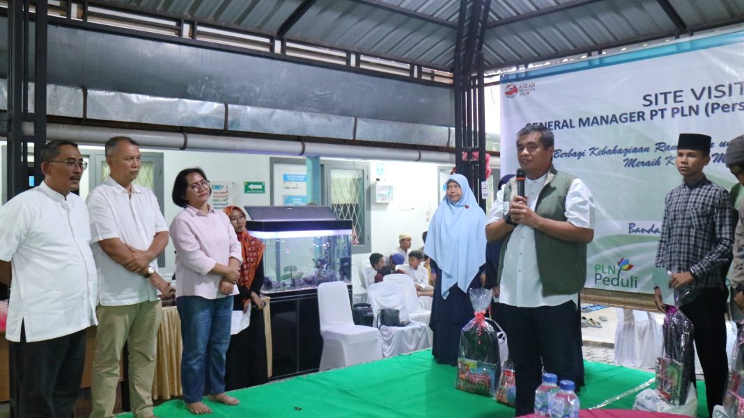 GM PLN UIP Sumbagut Octavianus Duha, menyampaikan sambutan pada Safari Ramadan jajaran manajemen PLN ke Banda Aceh.