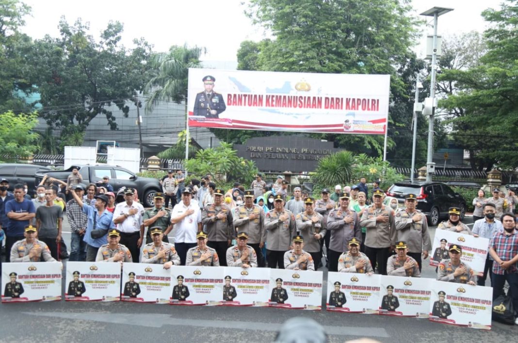 Polri memberikan bantuan sosial berupa kebutuhan pokok kepada masyarakat di wilayah Jakarta Selatan.