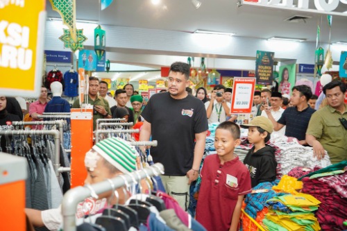 Wali Kota Medan Bobby Nasution bersama yatim dhuafa sedang belanja di Ramayana Robinson Jalan Sisingamangaraja XII Medan.