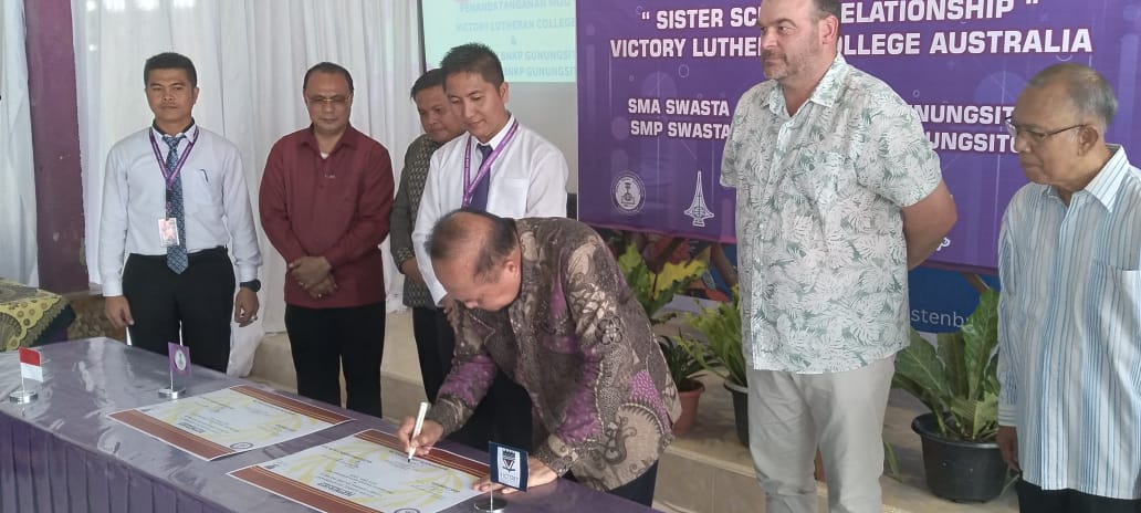 Drs Mayjen (Purn) Christian Zebua MM (pegang pena) disaksikan Mr Jhon Thompson (2 kanan) dan pengurus yayasan serta pihak sekolah, melakukan penandatanganan MoU pendidikan dengan pihak Australia.