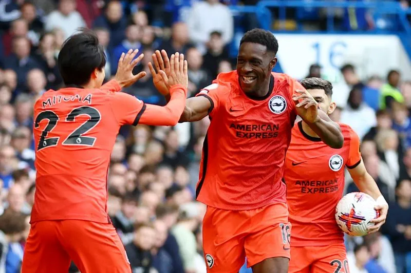 Selebrasi Danny Welbeck (tengah) setelah mencetak gol pertama Brighton dalam pertandingan Liga Premier Inggris lawan Chelsea di Stamford Bridge, London.