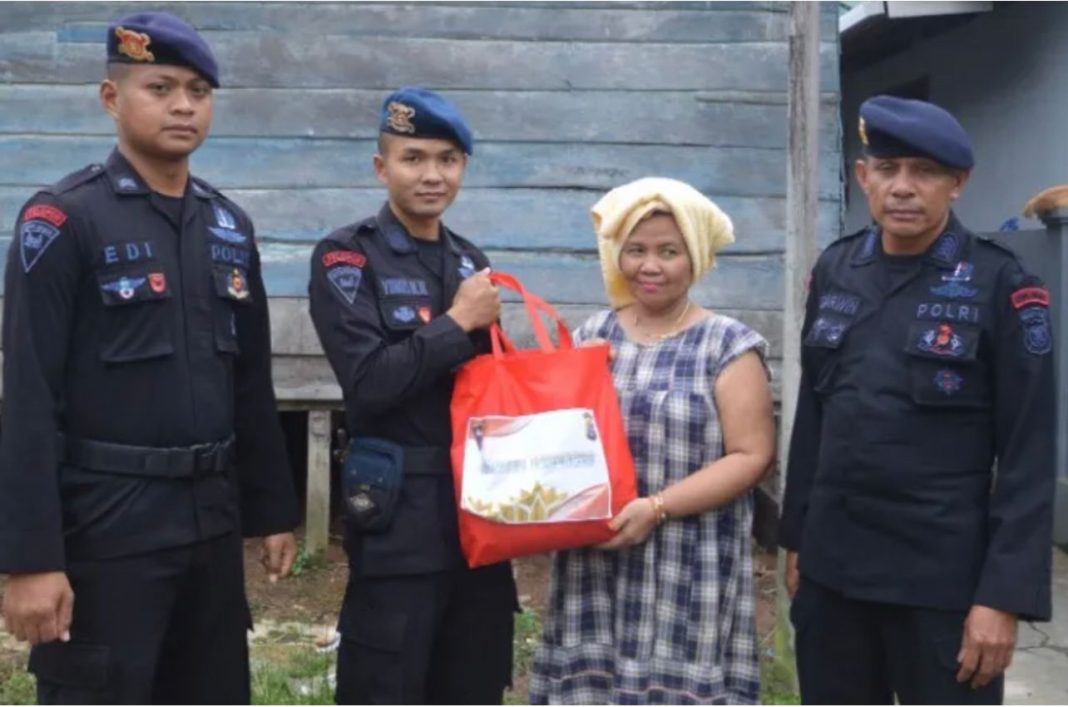 Brimob Polda Kaltim melalui Batalyon A Pelopor menyalurkan bansos berupa paket sembako kepada warga kurang mampu di wilayah Jalan Jenderal Sudirman, Kota Balikpapan.