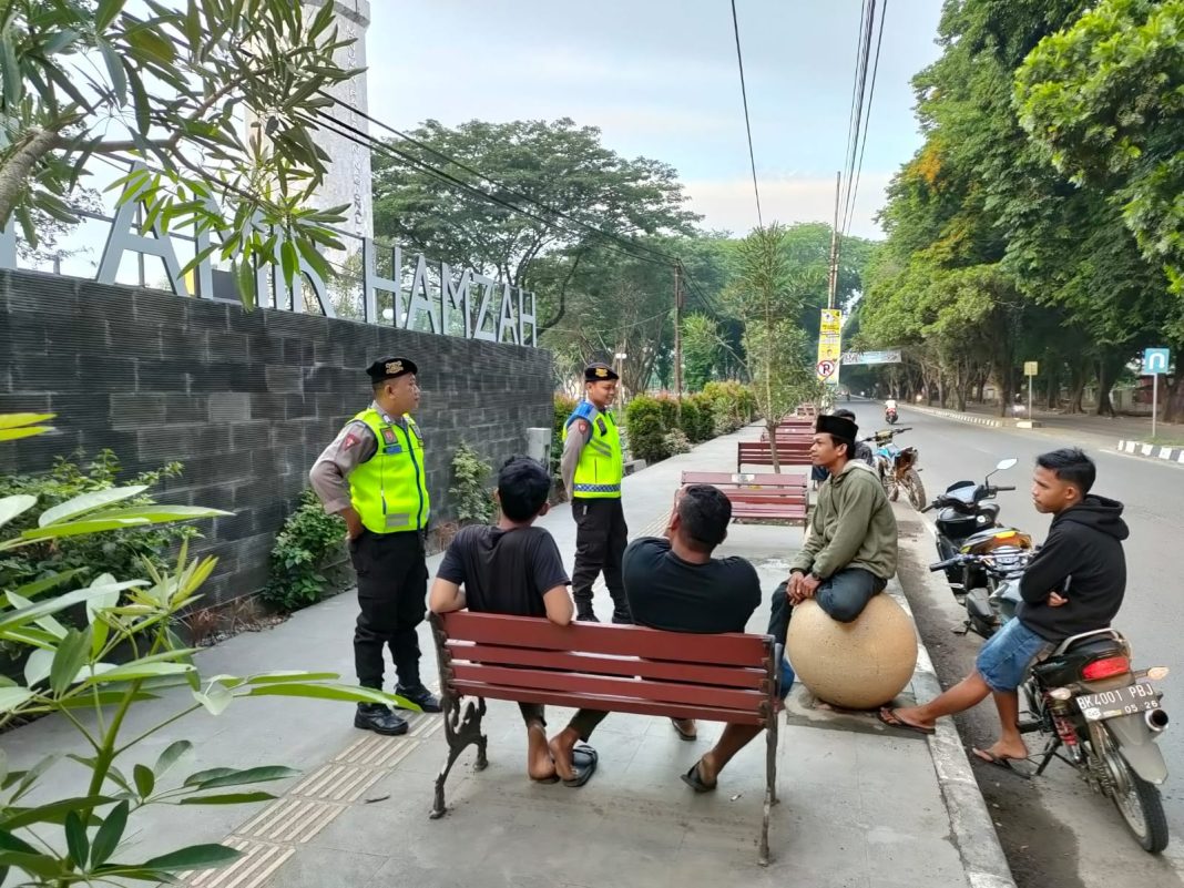 Personel Sabhara Sat Samapta Polres Langkat membubarkan kumpulan pemuda dan remaja di Alun-Alun T Amir Hamzah Jalan Proklamasi, Kelurahan Kwala Bingai, Kecamatan Stabat, Kabupaten Langkat.