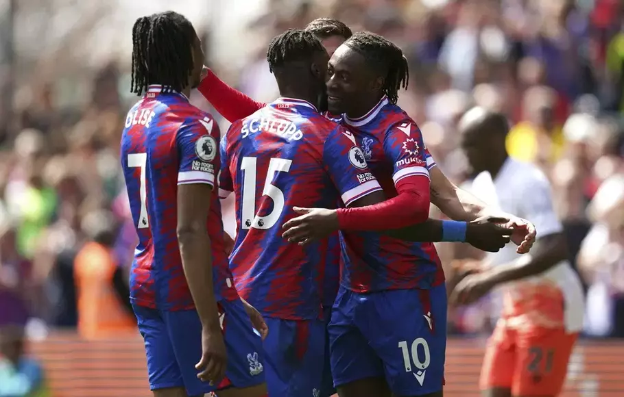 Para pemain Crystal Palace merayakan gol ke gawang West Ham United.