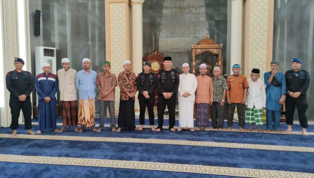 Dansat Brimob Polda Kaltim Kombes Pol Andy Rifai SIK MH foto bersama dengan lainnya usai menggelar sambang safari Ramadan di Masjid Nurul Qamar Kota Balikpapan.