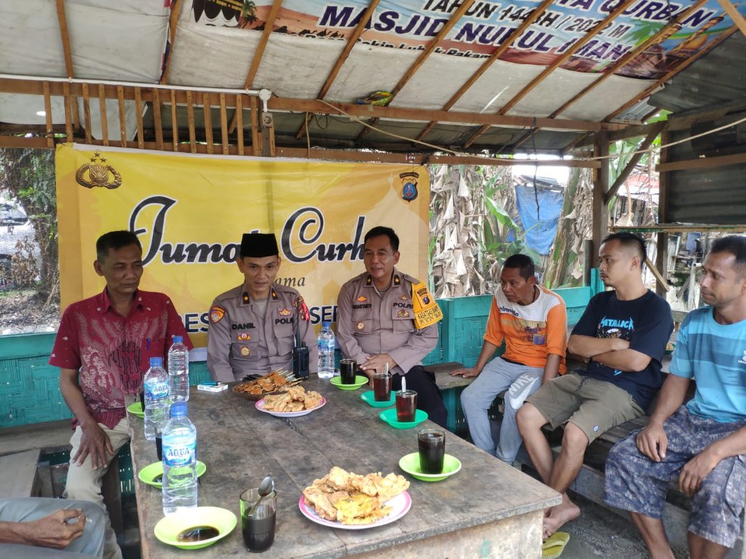 Kabag Ren Polresta Deliserdang Kompol Mahyu Danil Noor didampingi Kabag Log Polresta Deliserdang Kompol Sudaryanto berbincang dengan warga di satu warung di Jalan Sempurna, Gang Buntu, Dusun Sempurna, Desa Sekip Kecamatan Lubukpakam pada kegiatan Jumat curhat.