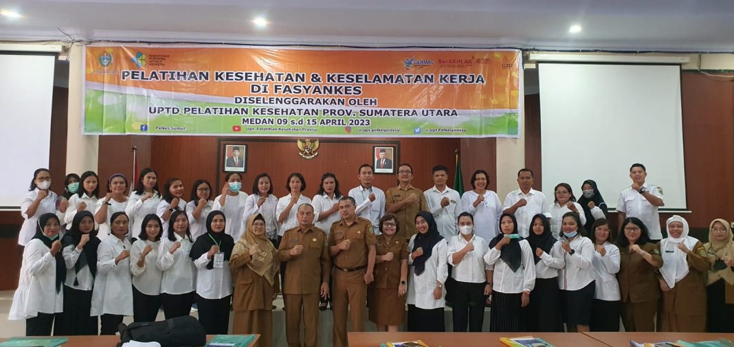 Kadiskes Sumut dr Alwi Mujahit Hasibuan MKes foto bersama dengan lainnya usai membuka pelatihan kesehatan dan keselamatan kerja di Fasyankes Puskesmas.