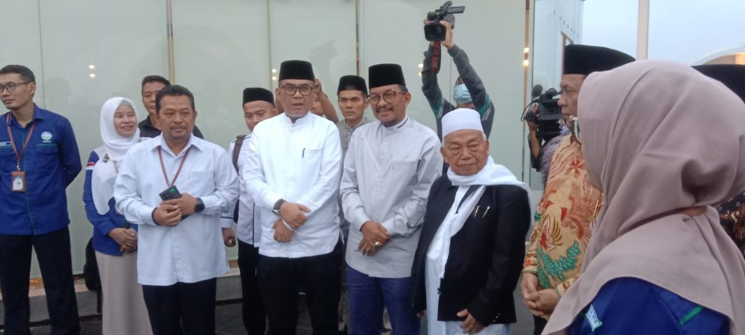 Kadis Kominfo Sumut Ilyas S Sitorus, Ketua Pengadilan Tinggi Agama, Kakanwil Kemenag Sumut, Wakil Ketua MUI Sumut, Kepala Balai Besar BMKG Sumut, perwakilan Polda Sumut, perwakilan Ormas Islam Sumut melakukan pengamatan Rukyat Hilal Awal Syawal Tahun 1444H/2023M di wilayah Indonesia dan Sumut di lantai IX Kantor Gubernur Sumut Medan.