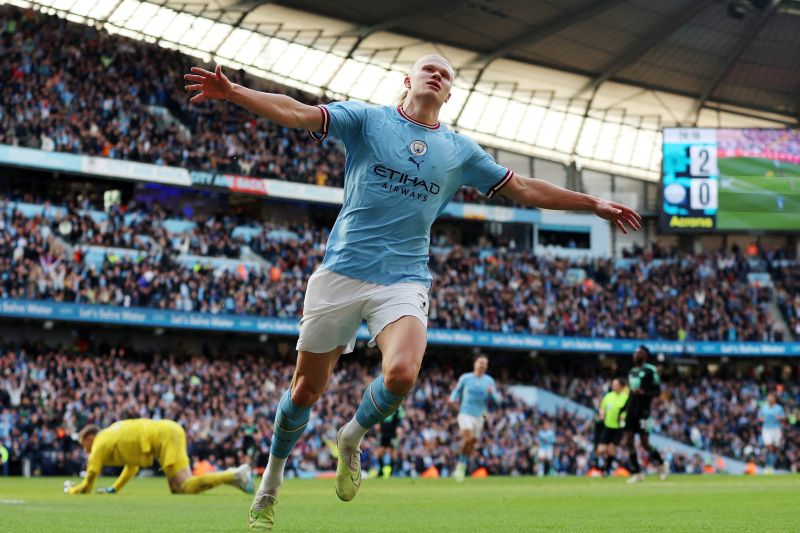 Pemain Manchester City Erling Braut Haaland merayakan golnya ke gawang Leicester City pada lanjutan Liga Inggris di Etihad Stadium, Manchester, Inggris.