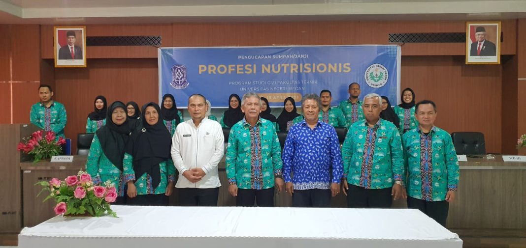 Kepala Dinas Kesehatan Sumut dr Alwi Mujahit Hasibuan MKes foto bersama dengan para ahli gizi saat menghadiri pengucapan sumpah/janji profesi nutrisionis di Gedung Auditorium FT Unimed.