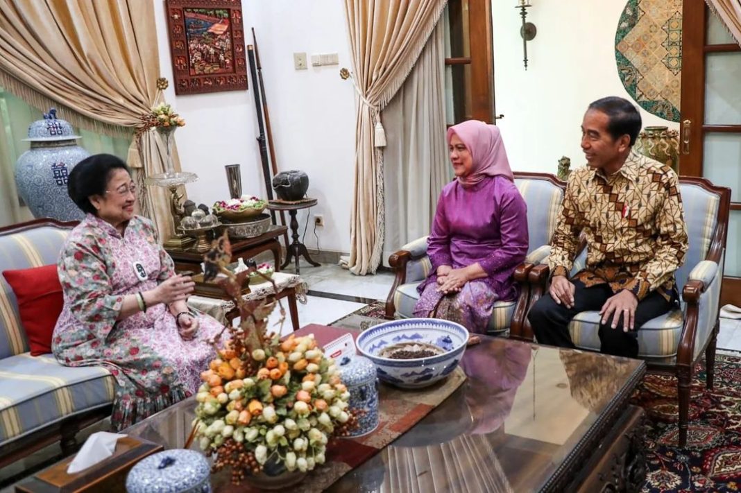 Presiden Joko Widodo bersama Ibu Negara Iriana Joko Widodo berkunjung ke kediaman Presiden ke-5 RI yang juga Ketua Umum PDI Perjuangan, Ibu Megawati Soekarnoputri, di Jalan Teuku Umar, Menteng, Jakarta Pusat.