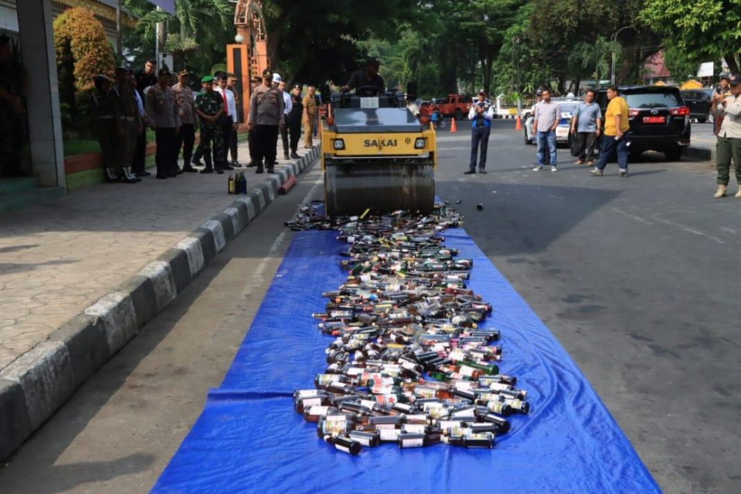 Ratusan botol Miras dimusnahkan dengan cara dilindas alat berat di Tanah Lapang Binjai.