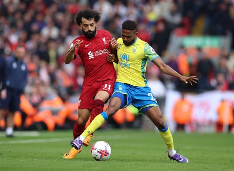 Mohamed Salah (kiri) beraksi saat Liverpool mengalahkan Nottingham Forest.