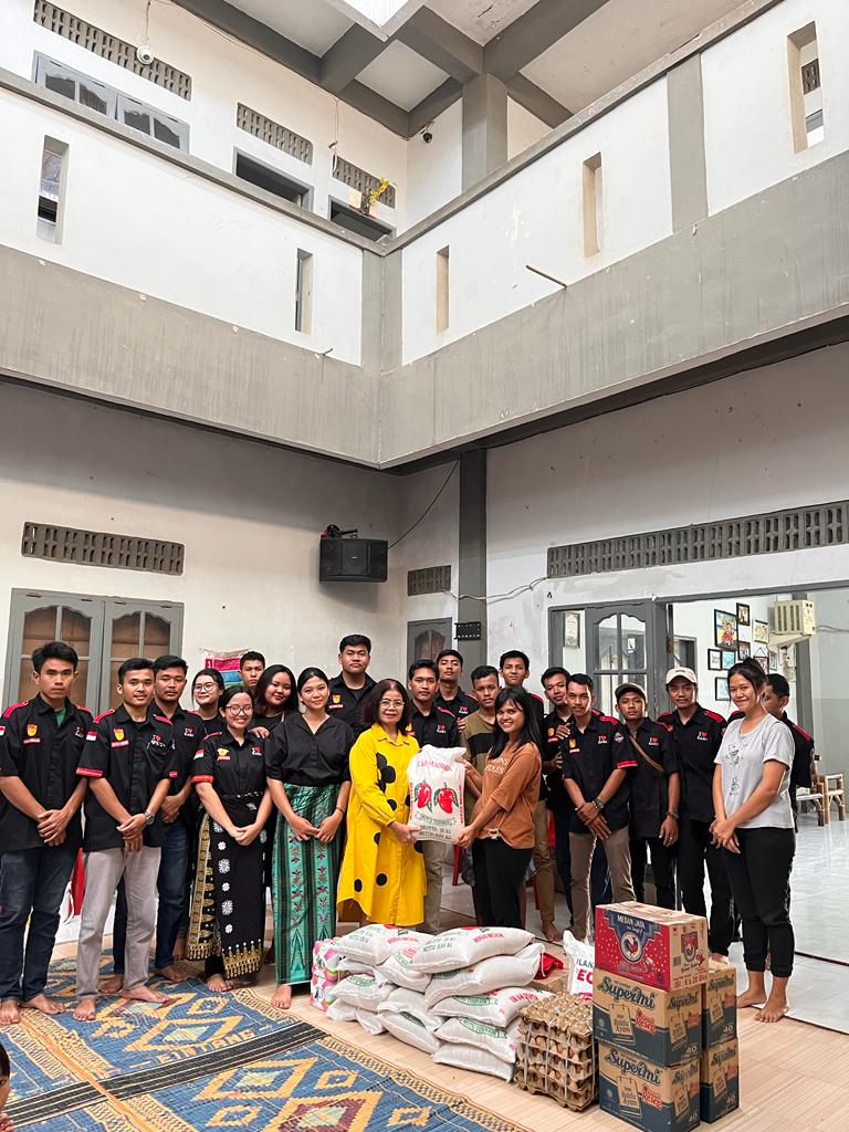 Mahasiswa/i IMKA Rudang Pariama Politeknik Negeri Medan menyerahkan bantuan ke Panti Asuhan Anugrah Sungai Air Hidup, Kecamatan Pancurbatu.