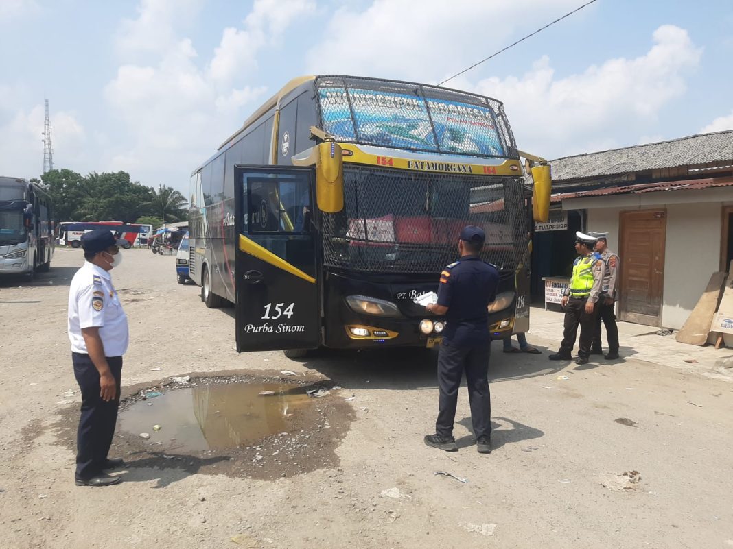 Petugas gabungan memeriksa supir dan kelayakan bis AKDP dan AKAP di Terminal Pasar X Hinai, Kecamatan Hinai, Kabupaten Langkat.