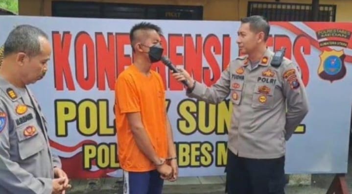 Kapolsek Medan Sunggal Kompol Chandra Yudha Pranata menginterogasi pelaku pembunuhan berinisial MRH di Mapolsek Medan Sunggal.