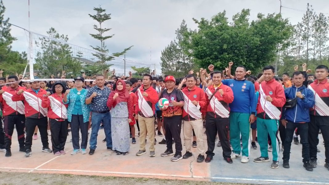 Kadis Pendidikan Dairi Fatimah Boang Manalu foto bersama dengan Ketua Isori Dairi, Herrisson Samosir, panitia Isori Cup X dan lainnya, usai pembukaan kegiatan.