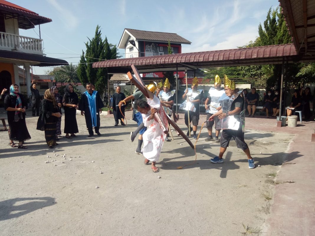 Peringatan Jumat Agung dengan dirangkai jalan salib digelar jemaat GBKP di Jalan Sisingamangaraja Pematangsiantar.