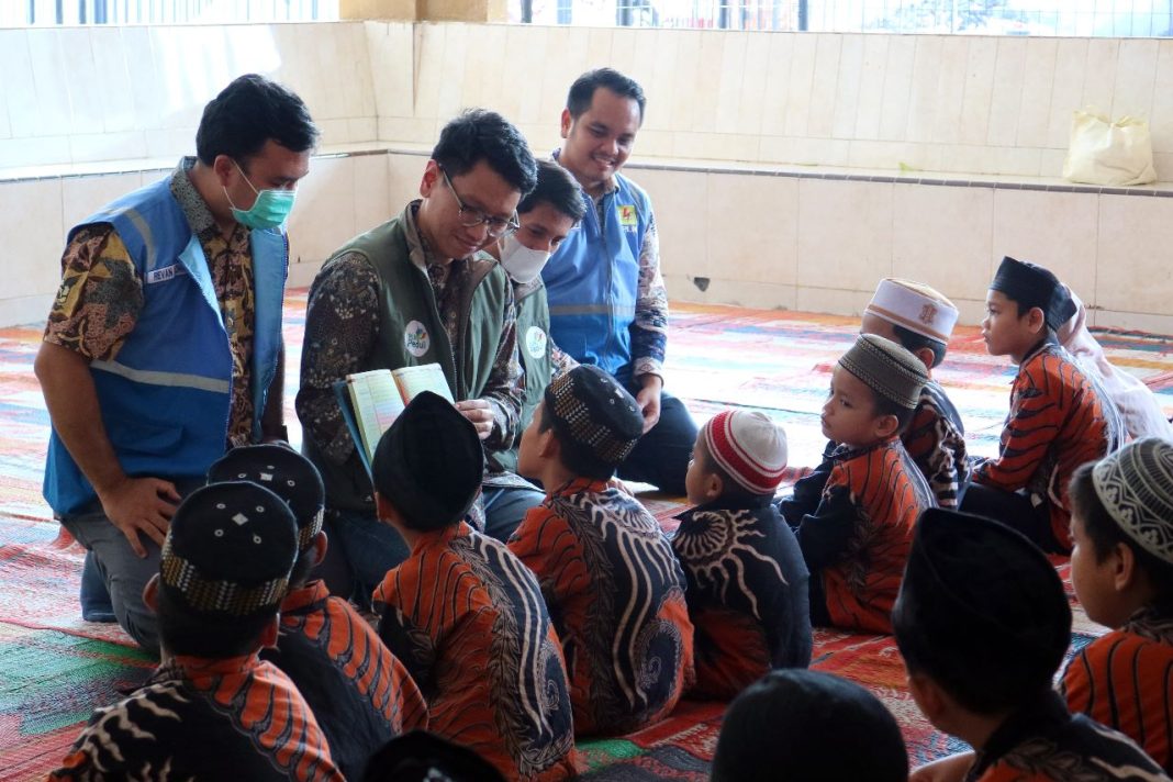 Pegawai PLN UIP SBU mengunjungi dan berdialog dengan anak panti asuhan.