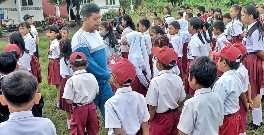 Bupati Simalungun Radiapoh Hasiholan Sinaga memotivasi anak-anak didik agar lebih giat belajar di SD Negeri 2 Tigarunggu.