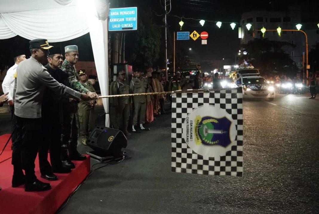 Pj Wali Kota Tebingtinggi Muhammad Dimiyathi SSos MTP didampingi Kapolres AKBP Andreas Luhut Jaya Tampubolon SIK MKP, Danramil 13/TT Kapten Inf Yudi Chandra melepas ribuan masyarakat Tebingtinggi yang mengikuti pawai Takbir Akbar, di Jalan Sutomo.