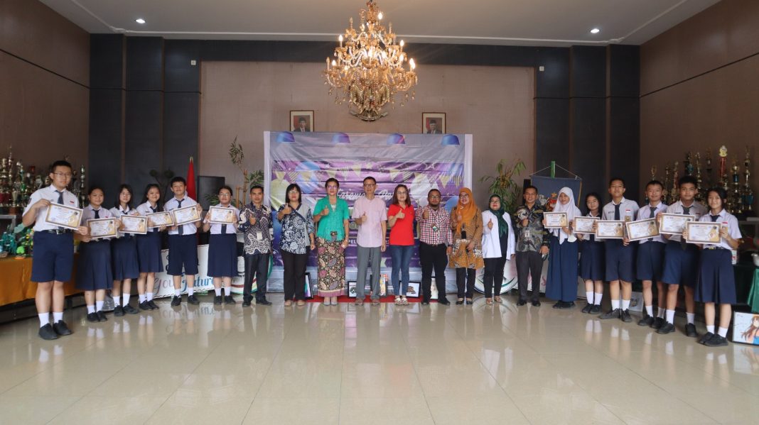 Kepala Sekolah SMP Sisingamangaraja, Sarianditua Sidabalok didampingi Kepala Sekolah TK, SD, SMA dan pengurus yayasan berfoto bersama pada pelaksanaan lepas pisah siswa di aula sekolah.