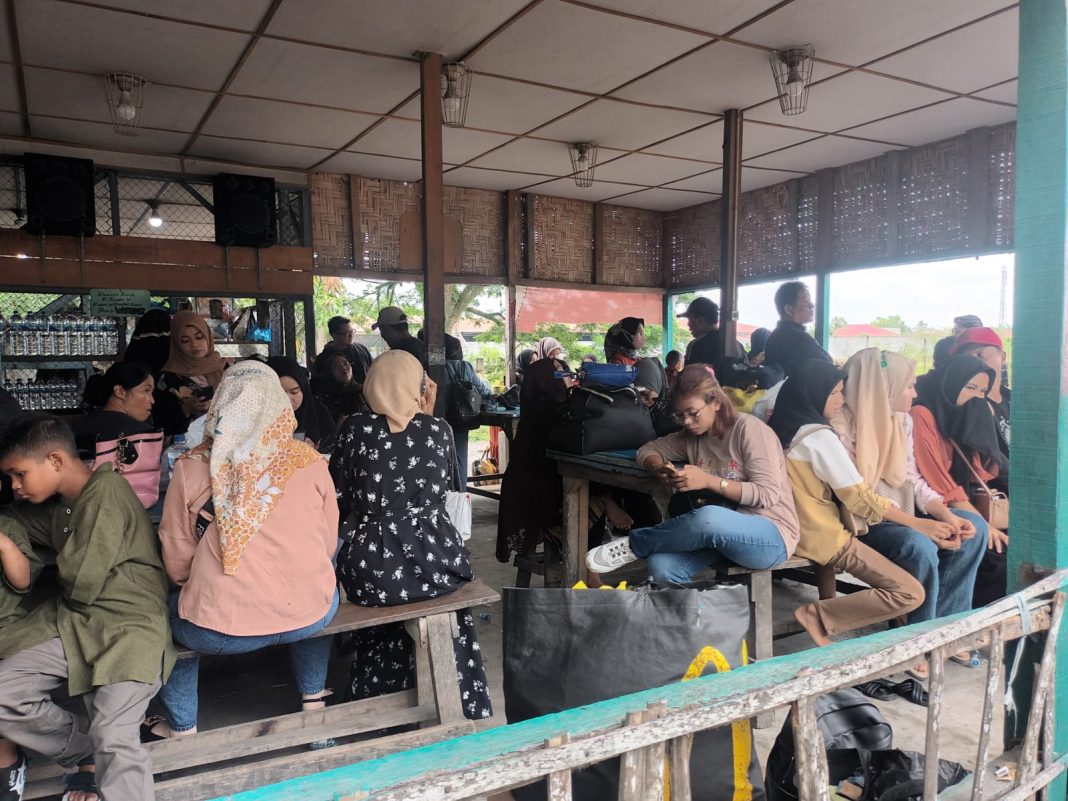 Arus balik pemudik H+3 Lebaran, sejumlah penumpang memadati loket bus pengangkutan di Jalan Jenderal Sudirman Kota Tanjungbalai.