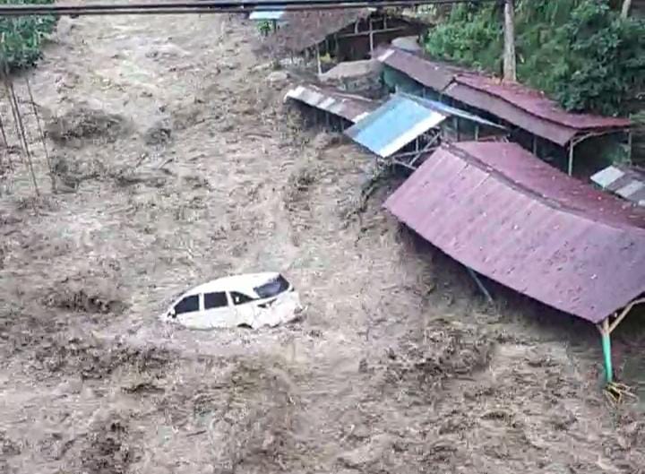 Tampak satu unit mobil minibus warna putih hanyut terbawa derasnya air di sungai Desa Sembahe, Kecamatan Sibolangit, Kabupaten Deliserdang.