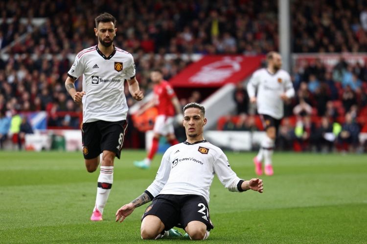 Pemain Manchester United Antony merayakan gol pertama timnya saat laga pekan ke-31 Liga Inggris 2022/2023 melawan Nottingham Forest di City Ground, Nottingham.