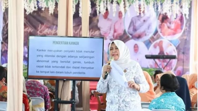 Ketua YKI Sumut Nawal Lubis bersama Ketua YKI Kota Binjai Nurhayati Simanjuntak melakukan Sosialisasi Pengenalan Kanker Kepada Remaja di SMA Negeri 2 Kota Binjai Jalan Padang Nomor 8, Rambung Dalam, Kota Binjai.