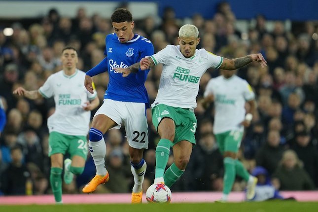 Duel Ben Godfrey dan Bruno Guimaraes dalam laga Everton vs Newcastle di pekan ke-33 Premier League 2022/2023.