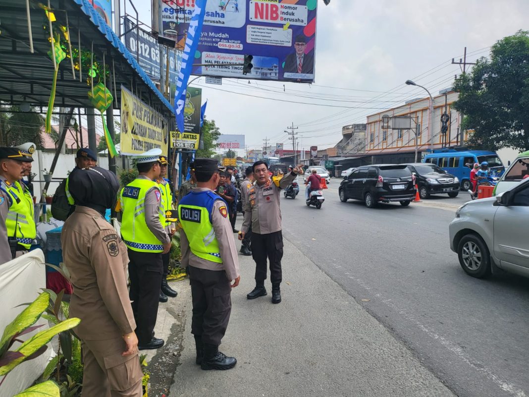 Kapolda Sumut Irjen Pol RZ Panca Putra Simanjuntak meninjau arus perjalanan mudik Lebaran di Tebingtinggi.