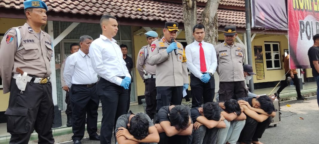 Kapolres Binjai AKBP Hendrick Situmorang memaparkan penindakan terhadap kelima pelajar anggota geng motor di Mapolres Binjai.