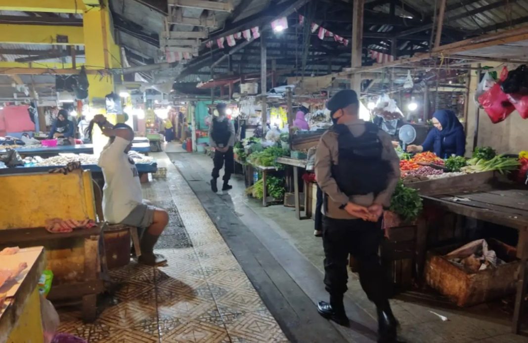 Personel Brimob Polda Kaltim Batalyon A Pelopor menyambangi pasar tradisional penyedia bahan sembako guna mengecek ketersediaan serta harga bahan sembako di Kota Balikpapan, Provinsi Kaltim.