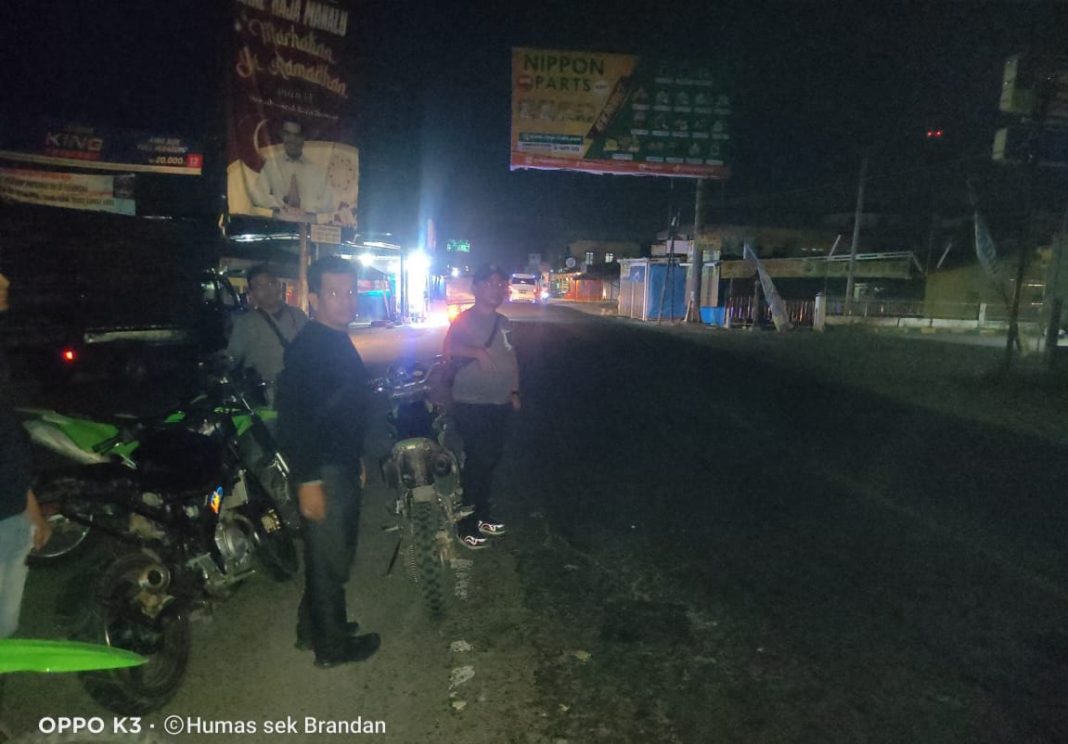 Personel Unit Reskrim Polsek Pangkalan Brandan menggelar patroli di Jalinsum Kelurahan Pangkalan Batu, Kecamatan Brandan Barat, Kabupaten Langkat.