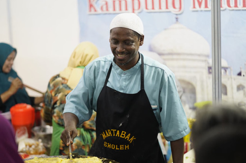 Sholeh yang berjualan martabak di Ramadan Fair Medan.