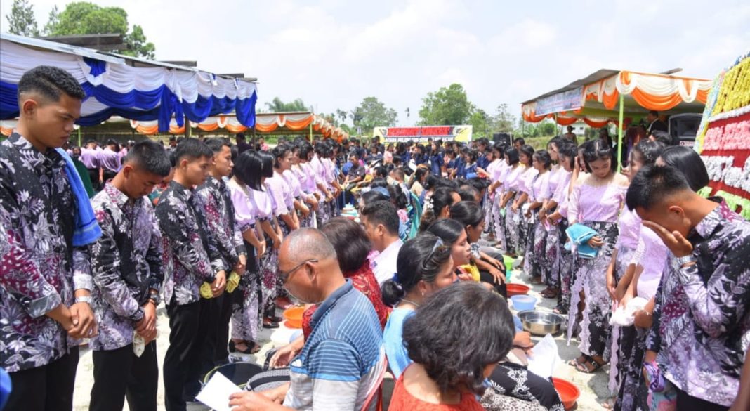 Ratusan pelajar dan orangtuanya merasa terharu saat pelepasan siswa Kelas XII SMA GKPS 1 Pamatangraya, Kabupaten Simalungun.