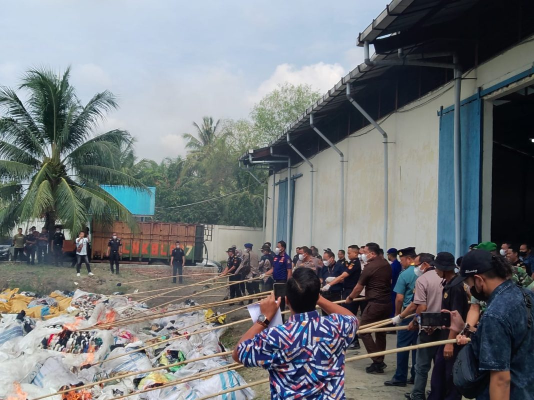 Sejumlah barang ilegal hasil penindakan Bea Cukai Teluk Nibung senilai Rp4,6 miliar dimusnahkan dengan cara dibakar, di areal TPP Bagan Asahan.