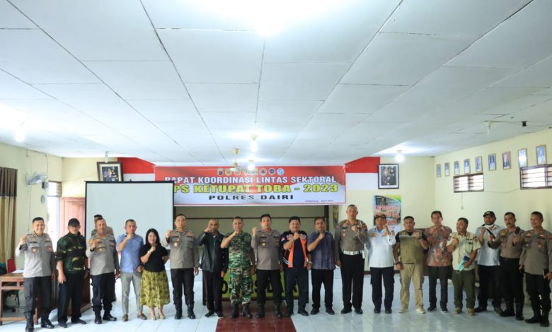 Polres Dairi bersama-sama dengan beberapa OPD Pemkab Dairi terkait seperti Dishub Dairi, Satpol PP, Dinas Kesehatan, PUTR dan BPBD Dairi serta Kodim 0206/Dairi melakukan Rakor lintas sektoral OPS Ketupat Toba 2023, di Aula Kamtibmas Polres Dairi.