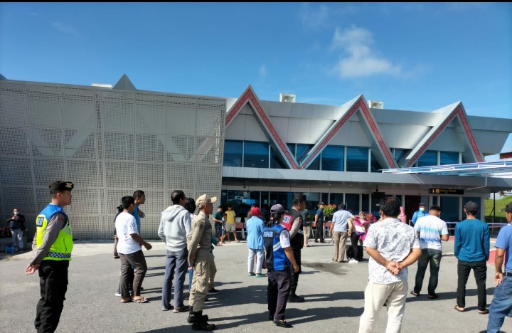 Penumpang melalui jalur penerbangan dari Bandara Silangit mengalami peningkatan dan kondisi Bandara Silangit terlihat ramai.