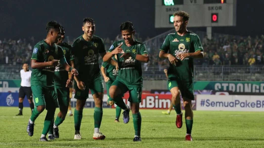 Pemain Persebaya, Deni Agus (tengah) merayakan golnya ke gawang Dewa United di Stadion Gelora Joko Samudro, Gresik.