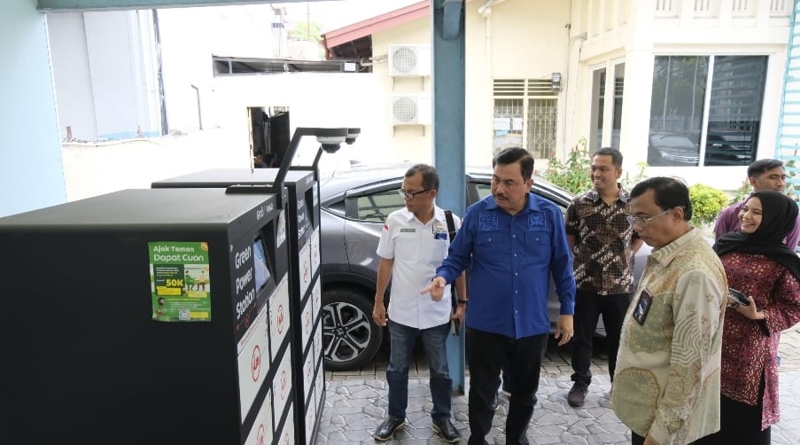 Anggota Komisi VII DPR RI Hendrik Sitompul meninjau kesiapan PLN dalam mendukung percepatan ekosistem kendaraan listrik di Sumut