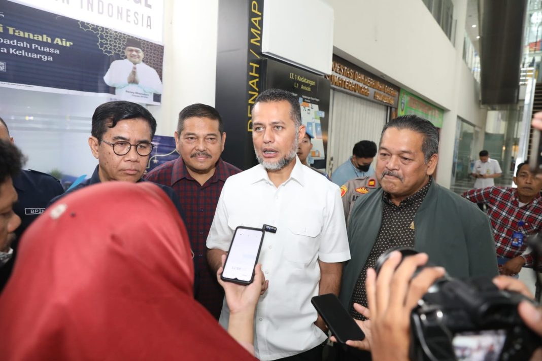 Wakil Gubernur Sumut Musa Rajekshah bersama BP2MI menyambut kedatangan PMI di pintu keluar kedatangan internasional Bandara Kualanamu.