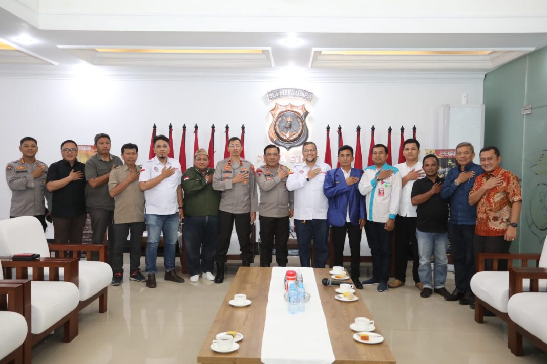 Kapolda Sumut Irjen Pol RZ Panca Putra Simanjuntak foto bersama Panitia May Day bertempat di Lobi Adhi Pradana.