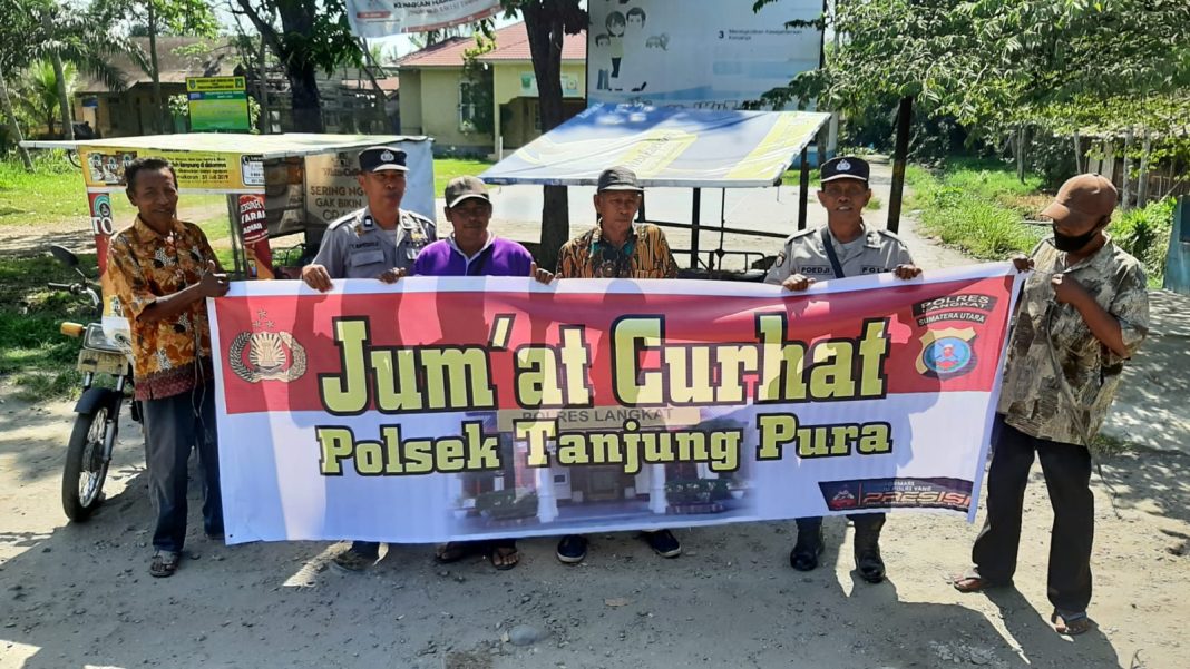 Personel Polsek Tanjungpura berfoto bersama para Parbetor usai kegiatan Jumat Curhat di Pangkalan Beca Bermotor Jalan Tengku Amir Hamzah, Kelurahan Pekan Tanjungpura, Kecamatan Tanjungpura, Kabupaten Langkat.