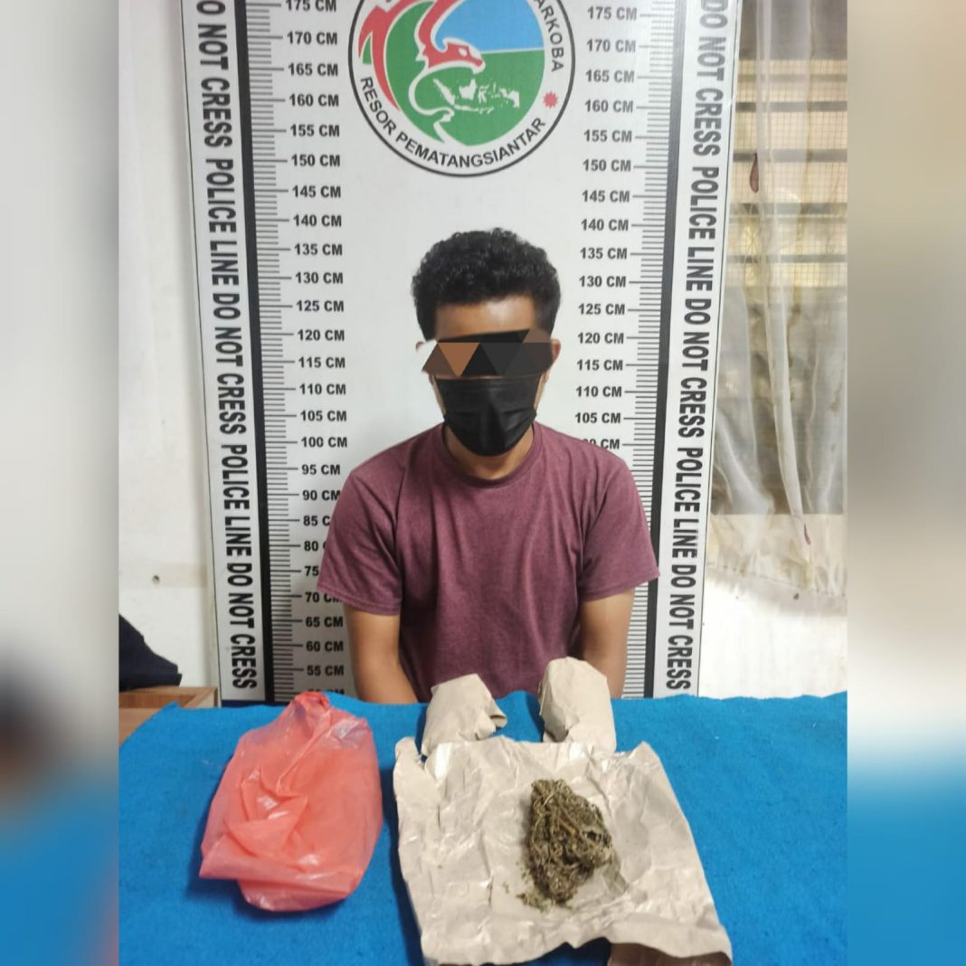 Tersangka inisial DPHM dan barang bukti ganja diamankan di ruang Satres Narkoba di Polres Pematangsiantar.