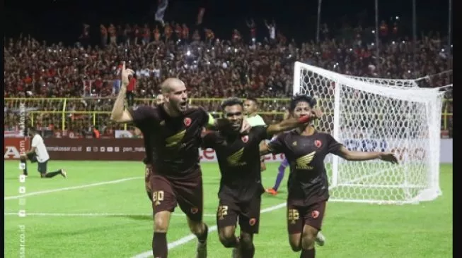 Para pemain PSM Makassar merayakan gol ke gawang Borneo FC pada laga BRI Liga 1 di Stadion BJ Habibie, Parepare.