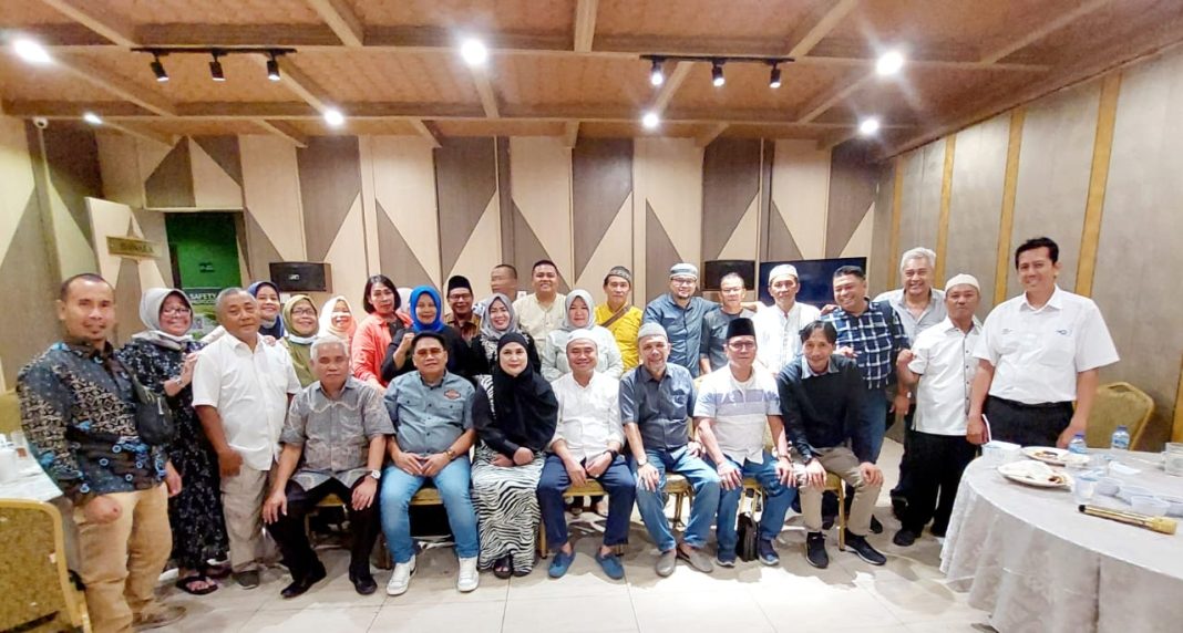 Ketua PWI Sumut H Farianda Putra Sinik SH dan pengurus foto bersama pada buka puasa di Medan.