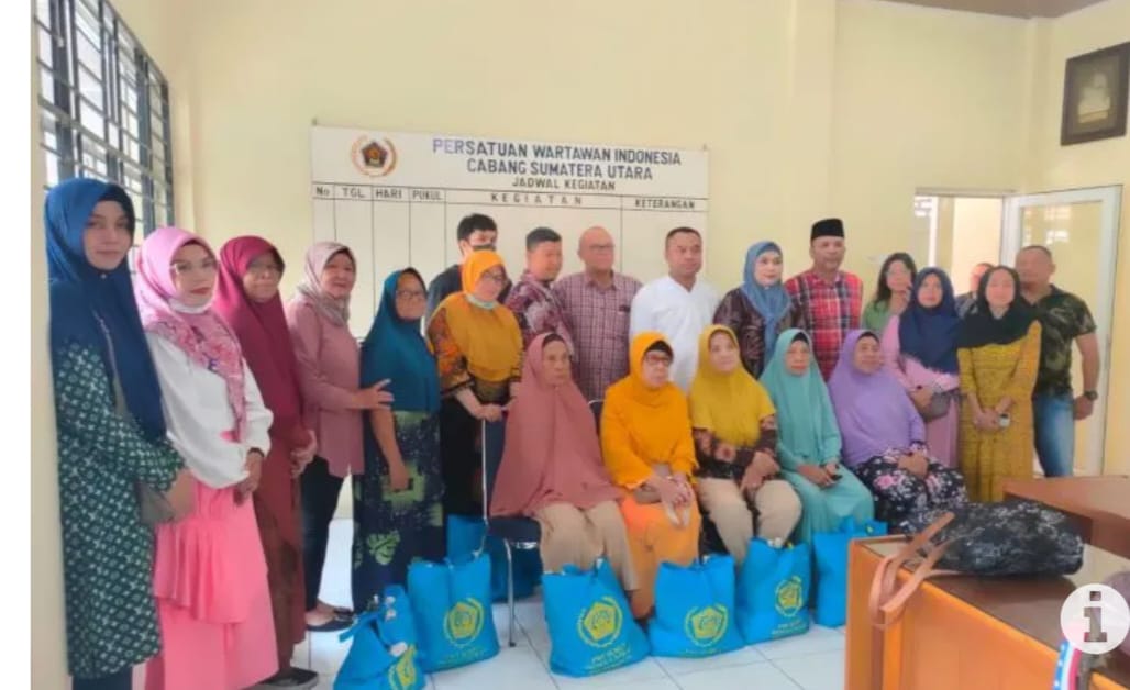 Ketua PWI Sumut Farianda menyerahkan paket lebaran Idul Fitri 1444 H, kepada 700 anggota PWI se Sumut dan warakauri di Rumah Besar PWI Sumut Jalan Adinegoro Medan.