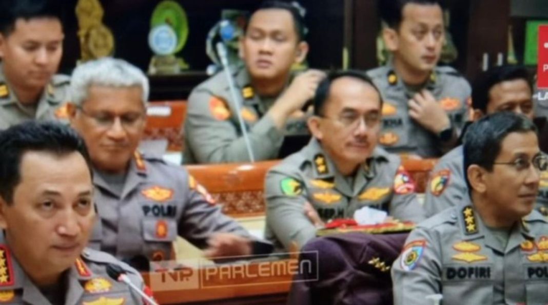 Kapolri Jenderal Polisi Listyo Sigit Prabowo didampingi pejabat utama Polri dalam rapat kerja Komisi III DPR RI di Kompleks Parlemen, Senayan, Jakarta.